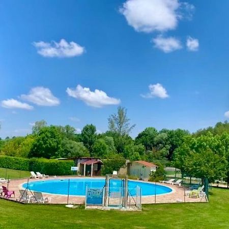 Camping Familial Paisible Avec Piscine, Mobil Home , Chalet, Studio & Emplacement Nue Casties-Labrande المظهر الخارجي الصورة