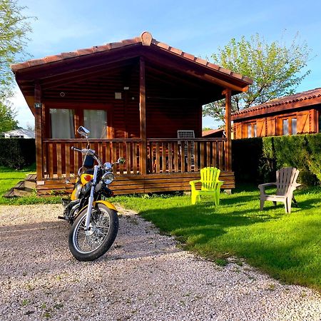 Camping Familial Paisible Avec Piscine, Mobil Home , Chalet, Studio & Emplacement Nue Casties-Labrande المظهر الخارجي الصورة
