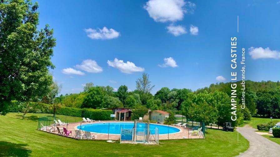 Camping Familial Paisible Avec Piscine, Mobil Home , Chalet, Studio & Emplacement Nue Casties-Labrande المظهر الخارجي الصورة