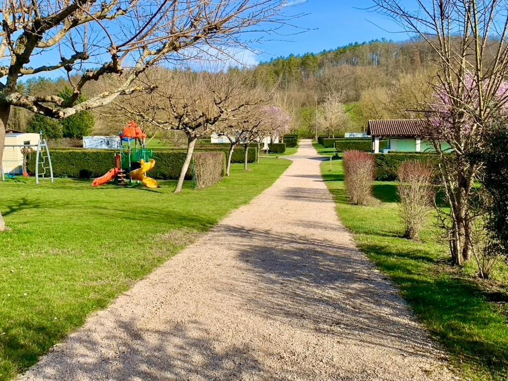 Camping Familial Paisible Avec Piscine, Mobil Home , Chalet, Studio & Emplacement Nue Casties-Labrande المظهر الخارجي الصورة