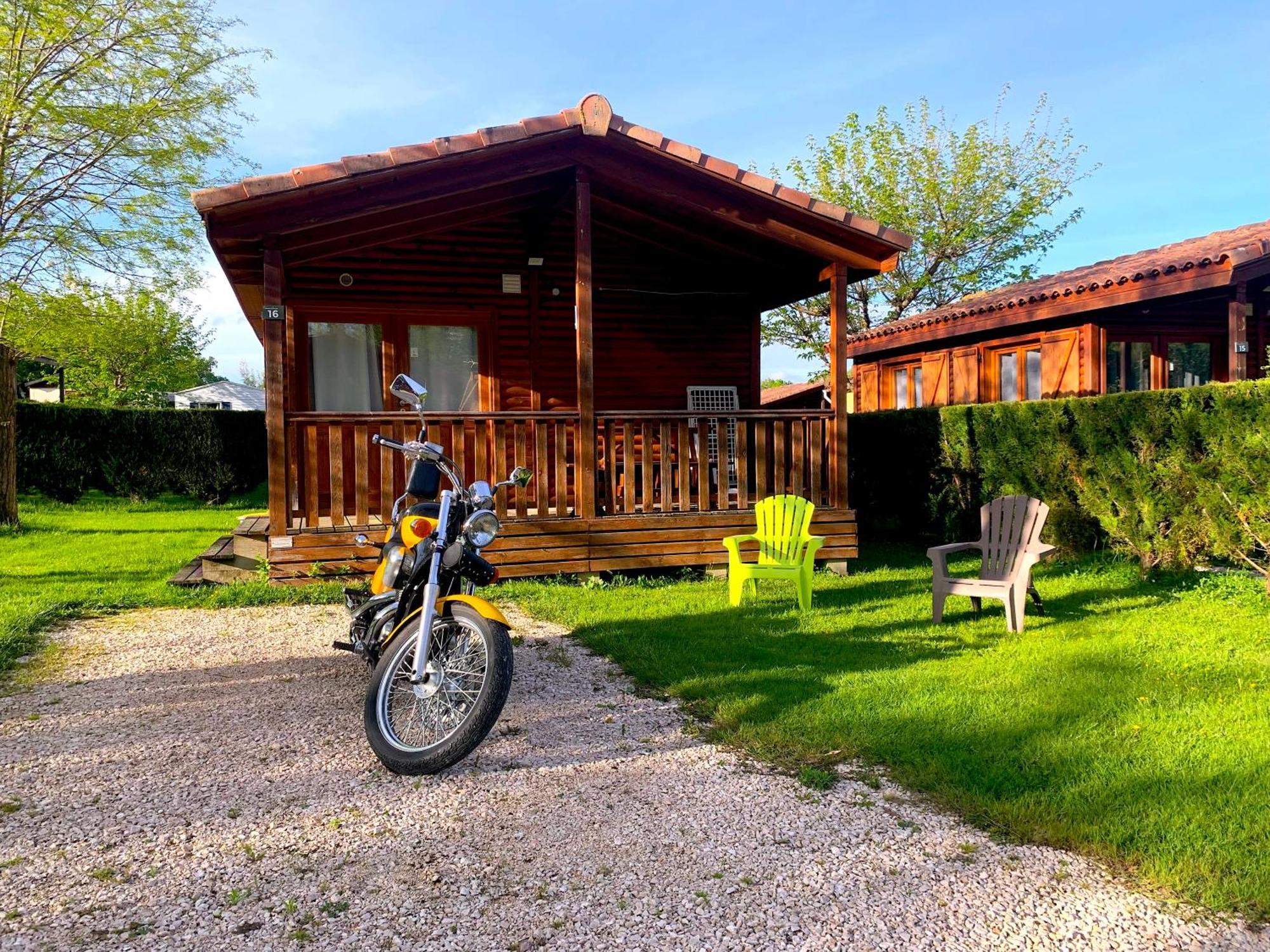 Camping Familial Paisible Avec Piscine, Mobil Home , Chalet, Studio & Emplacement Nue Casties-Labrande المظهر الخارجي الصورة
