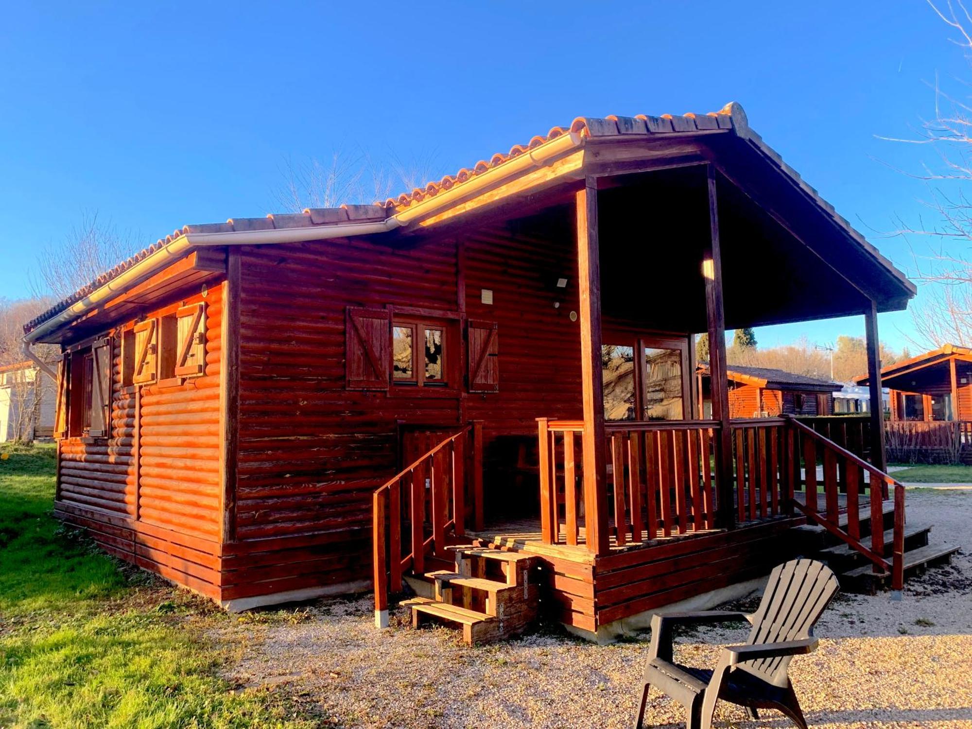 Camping Familial Paisible Avec Piscine, Mobil Home , Chalet, Studio & Emplacement Nue Casties-Labrande المظهر الخارجي الصورة