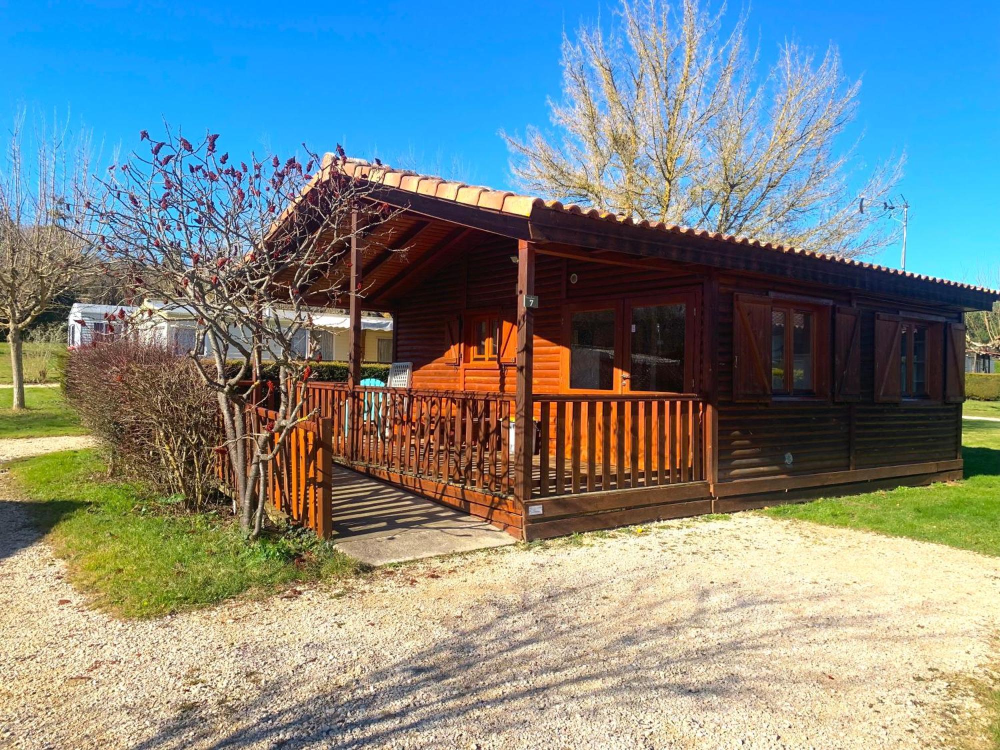 Camping Familial Paisible Avec Piscine, Mobil Home , Chalet, Studio & Emplacement Nue Casties-Labrande المظهر الخارجي الصورة
