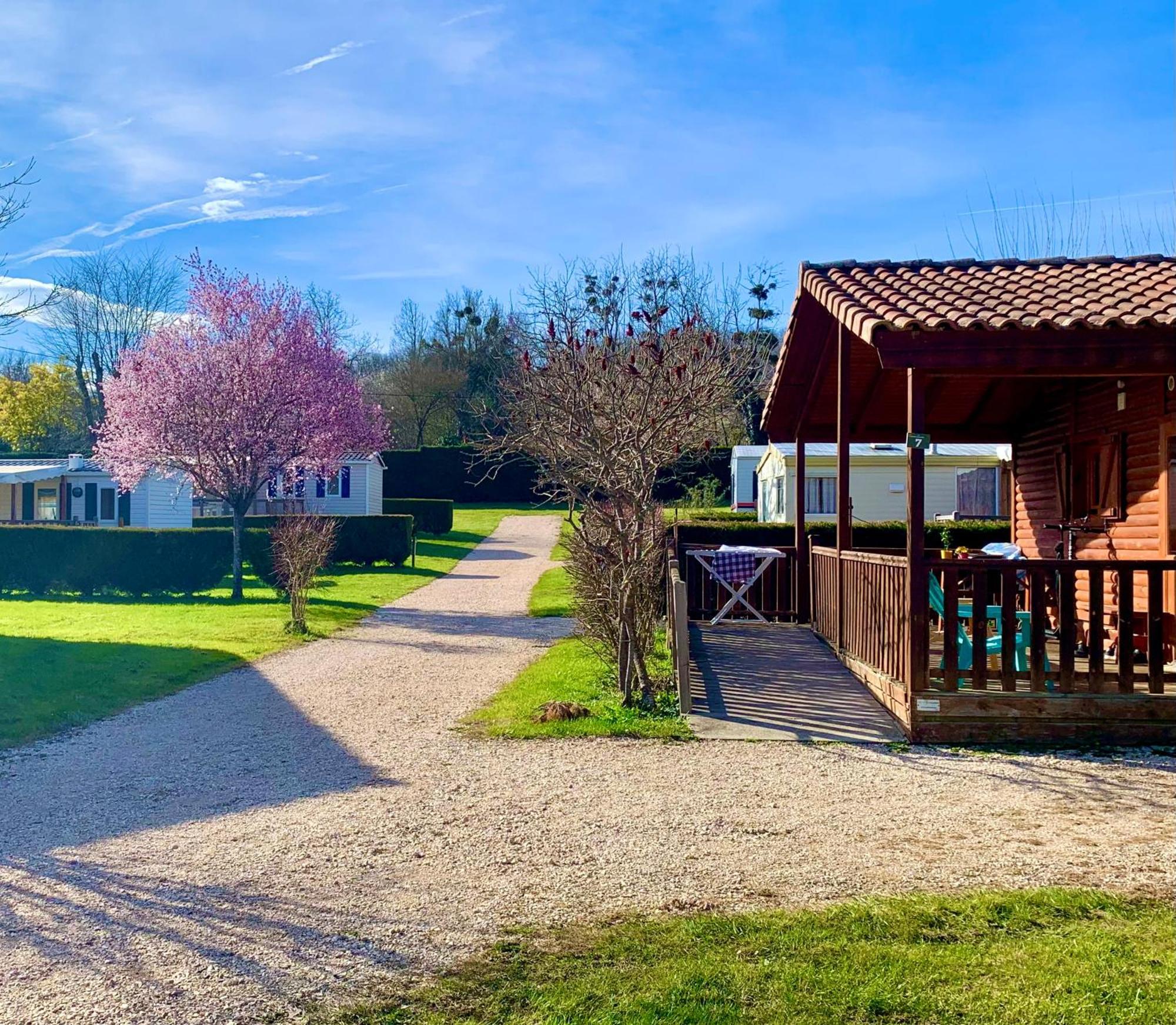 Camping Familial Paisible Avec Piscine, Mobil Home , Chalet, Studio & Emplacement Nue Casties-Labrande المظهر الخارجي الصورة