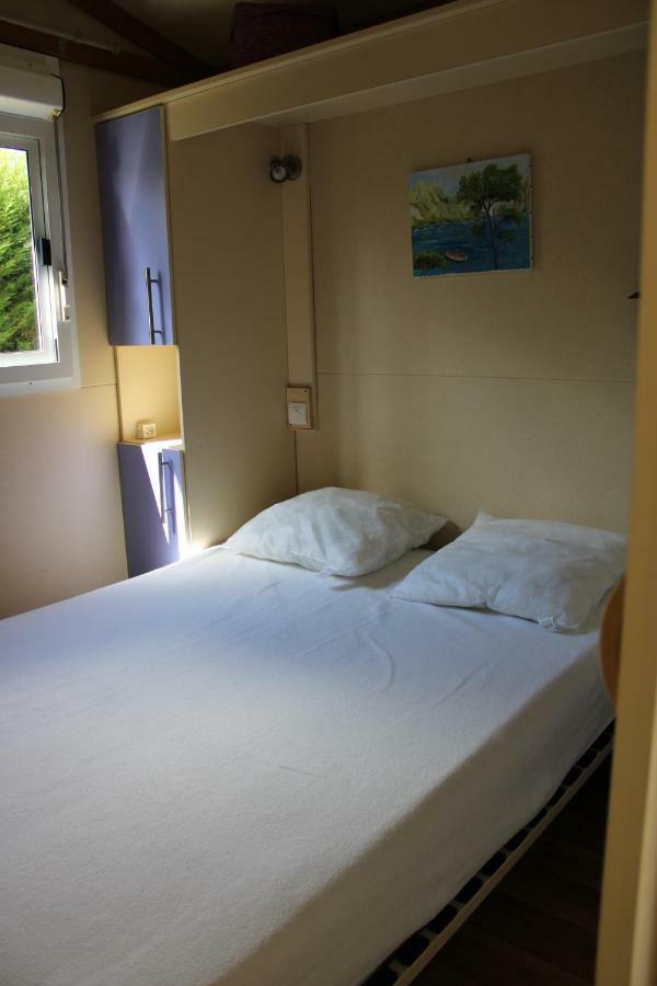 Camping Familial Paisible Avec Piscine, Mobil Home , Chalet, Studio & Emplacement Nue Casties-Labrande المظهر الخارجي الصورة