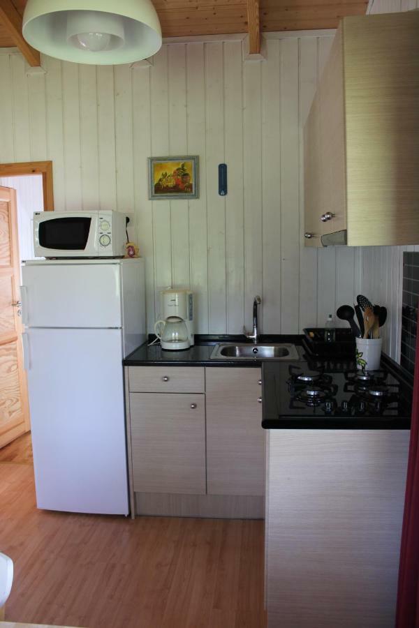 Camping Familial Paisible Avec Piscine, Mobil Home , Chalet, Studio & Emplacement Nue Casties-Labrande المظهر الخارجي الصورة